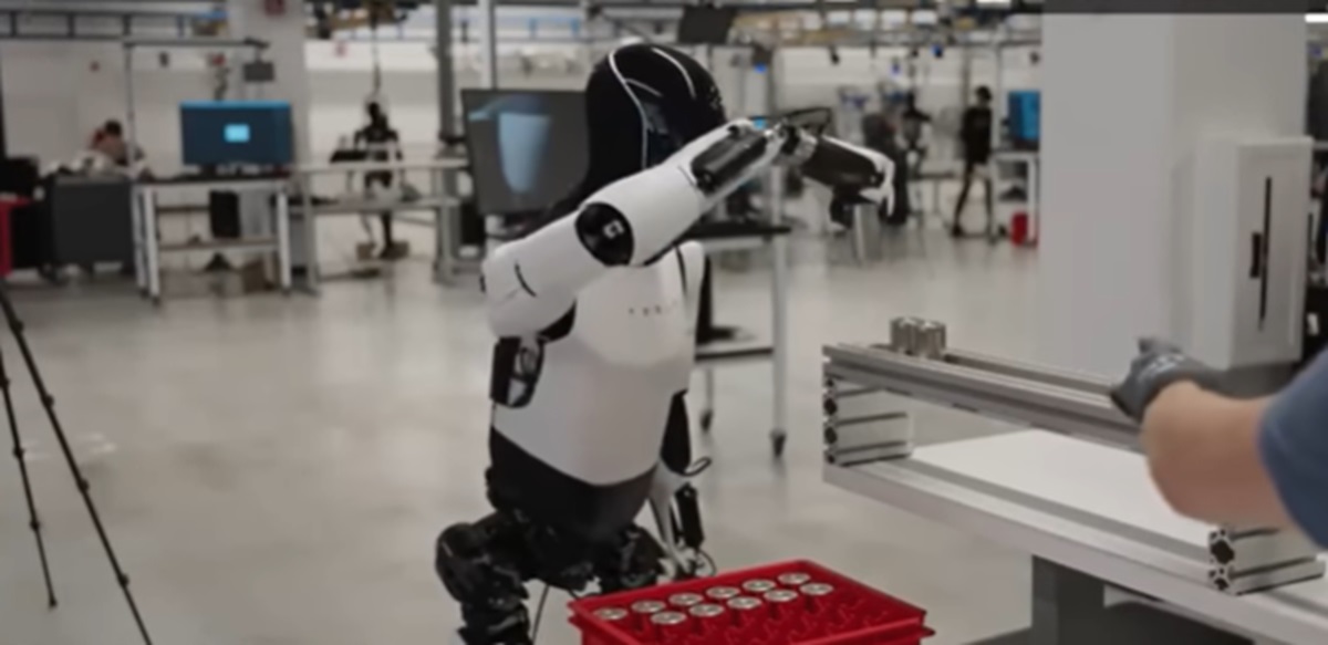 Tesla mostra il robot Optimus mentre lavora in fabbrica VIDEO