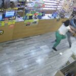 Sassari, la coraggiosa commessa che picchia il rapinatore e lo mette in fuga VIDEO