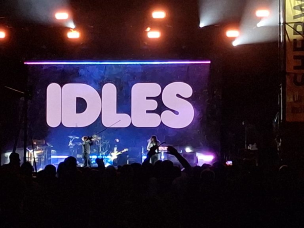 Il palco degli IDLES con il loro logo che domina, hanno dato scandalo a Glastonbury