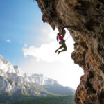 si stacca pietra durante arrampicata foto ansa