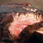 Bistecca mangiata di rado, fa la differenza un po' di burro innaffiato bollente