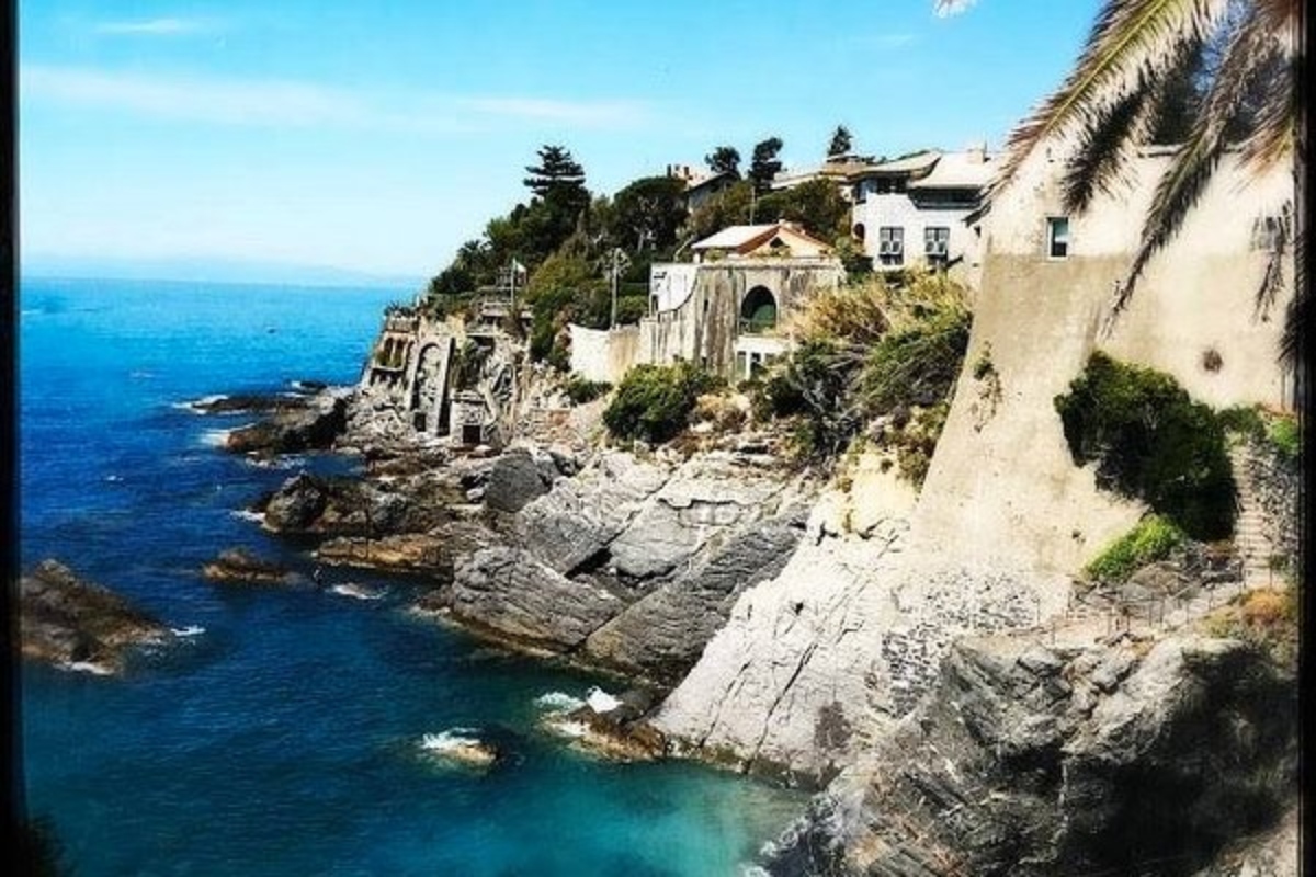 La scogliera di Bogliasco (Genova) col mare calmo. Quando c'è burrasca è molto pericoloso