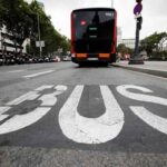 Travolto due volte in un giorno da un bus