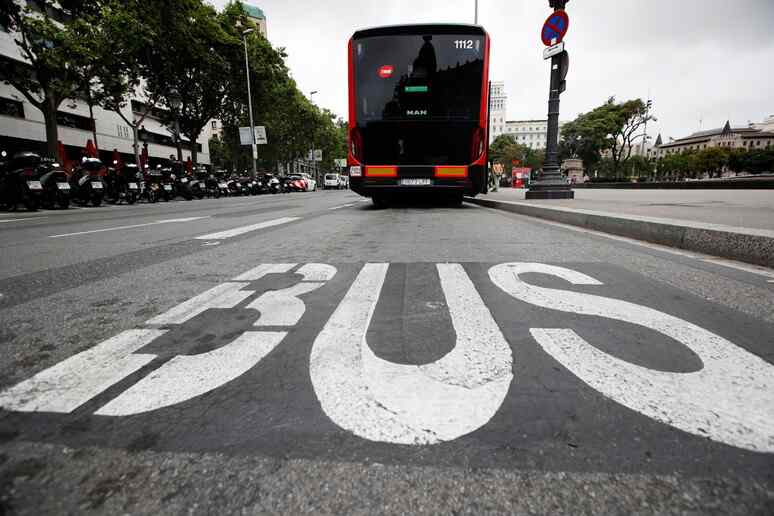 Travolto due volte in un giorno da un bus