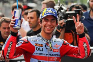 Enea Bastianini esulta ridendo a tutti denti, è arrivato terzo al MotoGp in Olanda