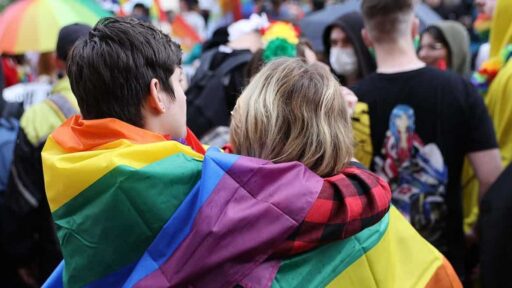 Gay è una malattia? L'OMS dice no dal 1990 ma in Italia c'è chi cura: inchiesta della Bbc