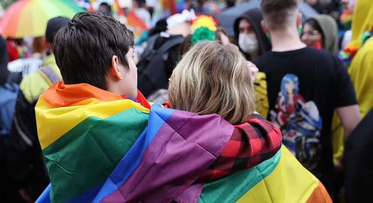 Gay è una malattia? L'OMS dice no dal 1990 ma in Italia c'è chi cura: inchiesta della Bbc