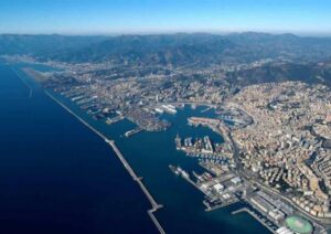 Il porto di Genova visto dall'aereo, a destra la Fiera del mare, om fondo Voltri