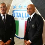 Gabriele Gravina a sin. e Luciano Spalletti in giacca e cravatta davanti all'emblema dell'Italia ddi calcio