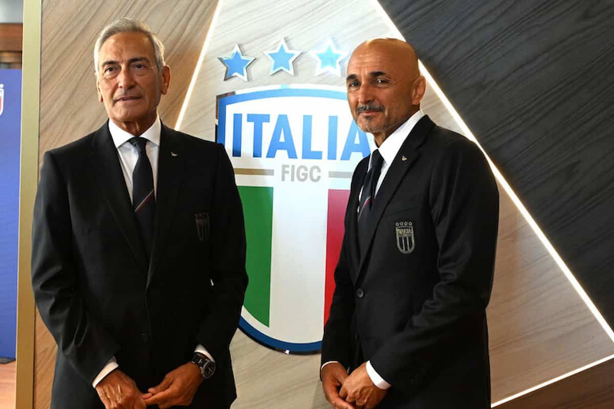 Gabriele Gravina a sin. e Luciano Spalletti in giacca e cravatta davanti all'emblema dell'Italia ddi calcio