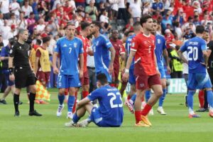 Italia fuori dagli europei, un momento della partita, un calciatore azzurro seduto a terra, altri attorno