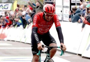 Kevin Vauquelin vince la seconda tappa del Tour, nella foto è in piena corsa mentre pedala sulla sua bicicletta