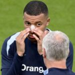 Mbappé col naso fasciato in allenamento