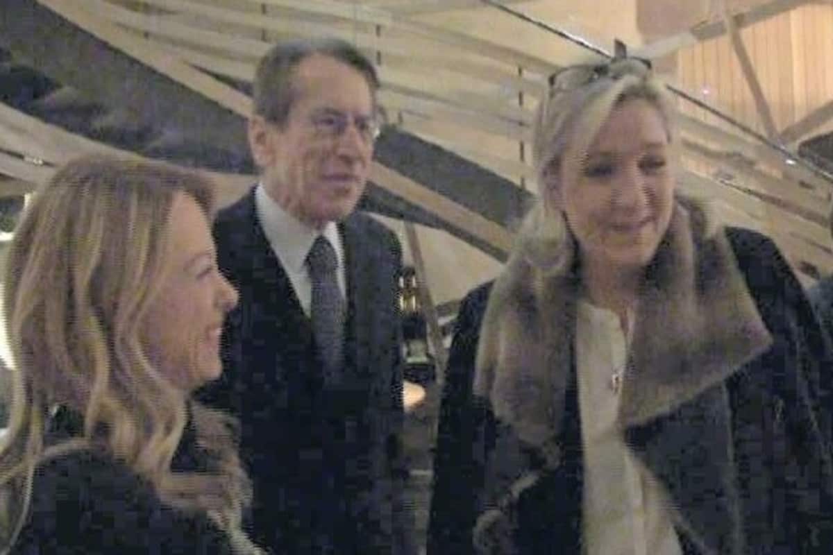 Giorgia Meloni con Marine Le Pen che parla e sorride