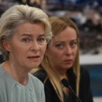 Meloni e von der Leyen sedute fianco a fianco dietro un microfono