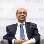 Primo piano di Prakash Hinduja miliardario indiano