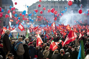 Sciopero in Italia, corteo con bandiere