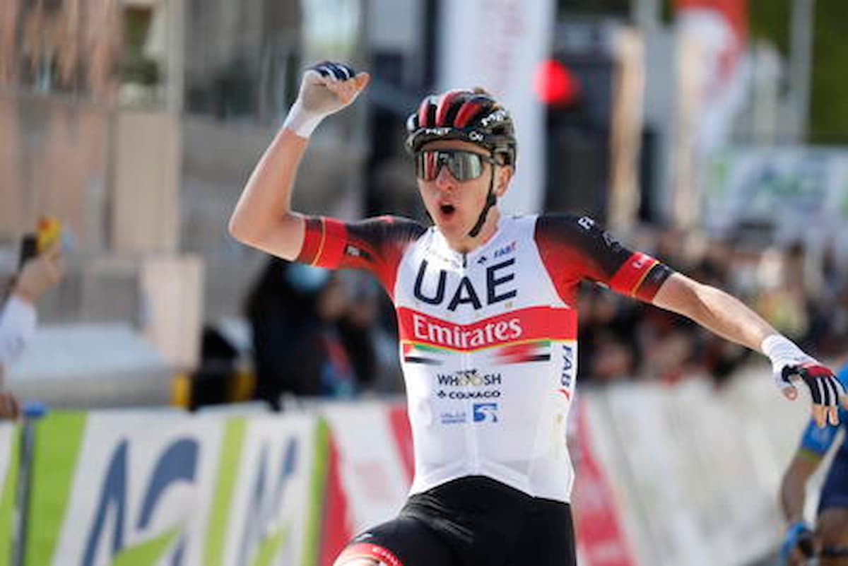 Tadej Pogacar in una foto d'archivio taglia il traguardo con le mani alzate in segno di vittoria, è maglia gialla al Tour