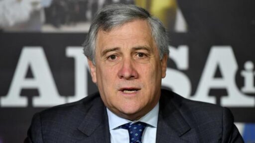 Antonio Tajani parla a un convegno, il suo sogno è il grande centro