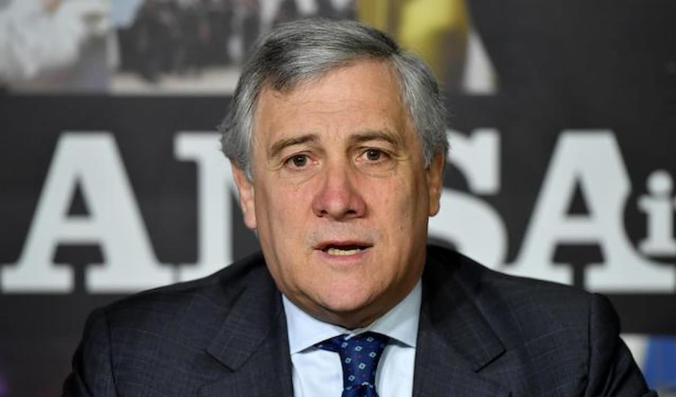 Antonio Tajani parla a un convegno, il suo sogno è il grande centro