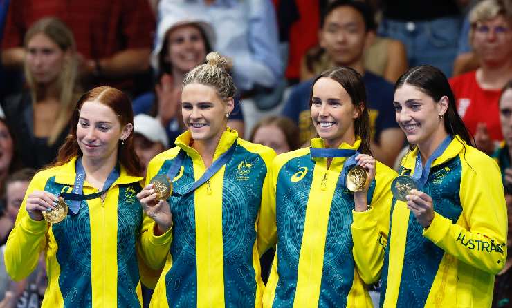 La staffetta 4x100 australiana con la medaglia d'oro