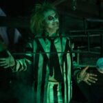 Michael Keaton in una scena del film Beetlejuice Beetlejuice di Tim Burton