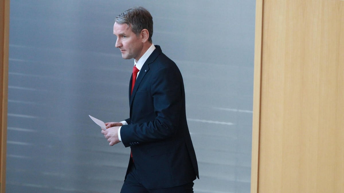 Björn Höcke leader neo nazista in Germania, si prepara a un comizio