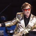 Elton John durante un'esibizione dal vivo