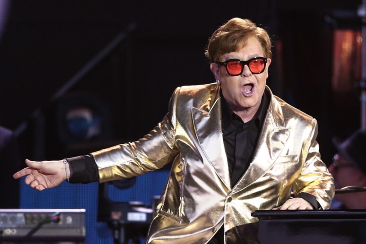 Elton John durante un'esibizione dal vivo