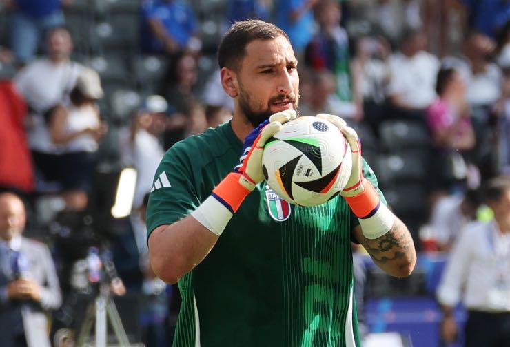 Donnarumma agguanta un pallone