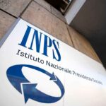 Il cartello all'entrata della sede dell'INPS