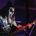 Gene Simmons, bassista dei Kiss, durante una performance live