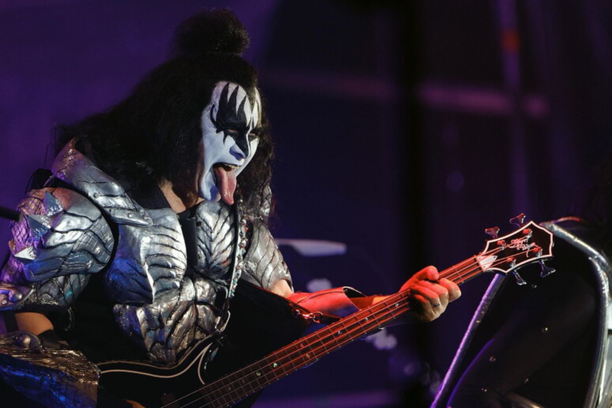 Gene Simmons, bassista dei Kiss, durante una performance live