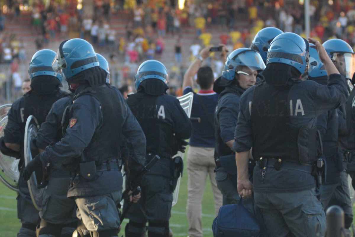 Polizia in tenuta antisommossa in campo