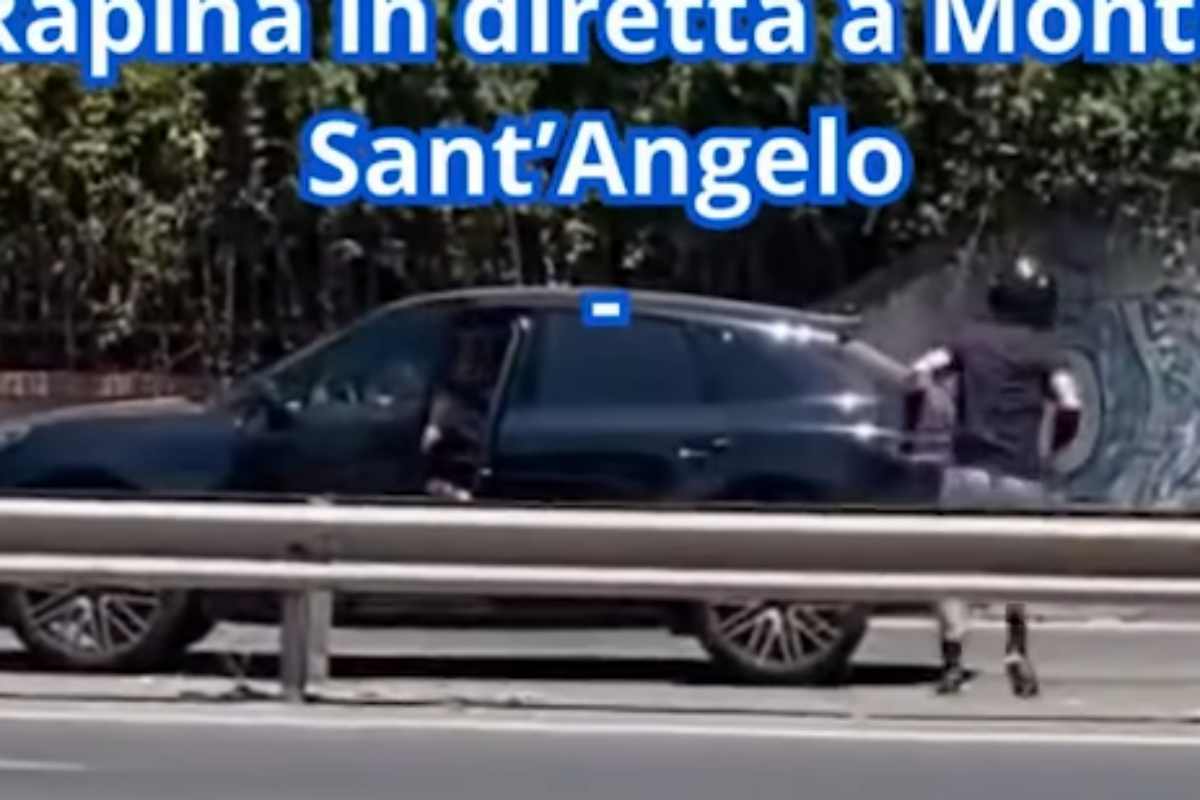 Rapina a mano armata in strada in pieno giorno a Napoli, ladro in fuga con lo scooter VIDEO