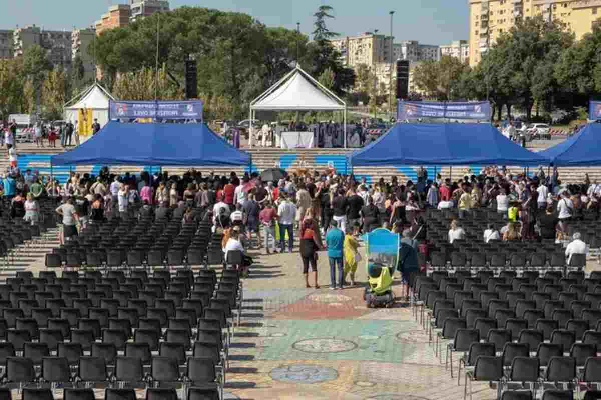 Una foto dei funerali che si sono svolti a Scampia per le vittime del crollo