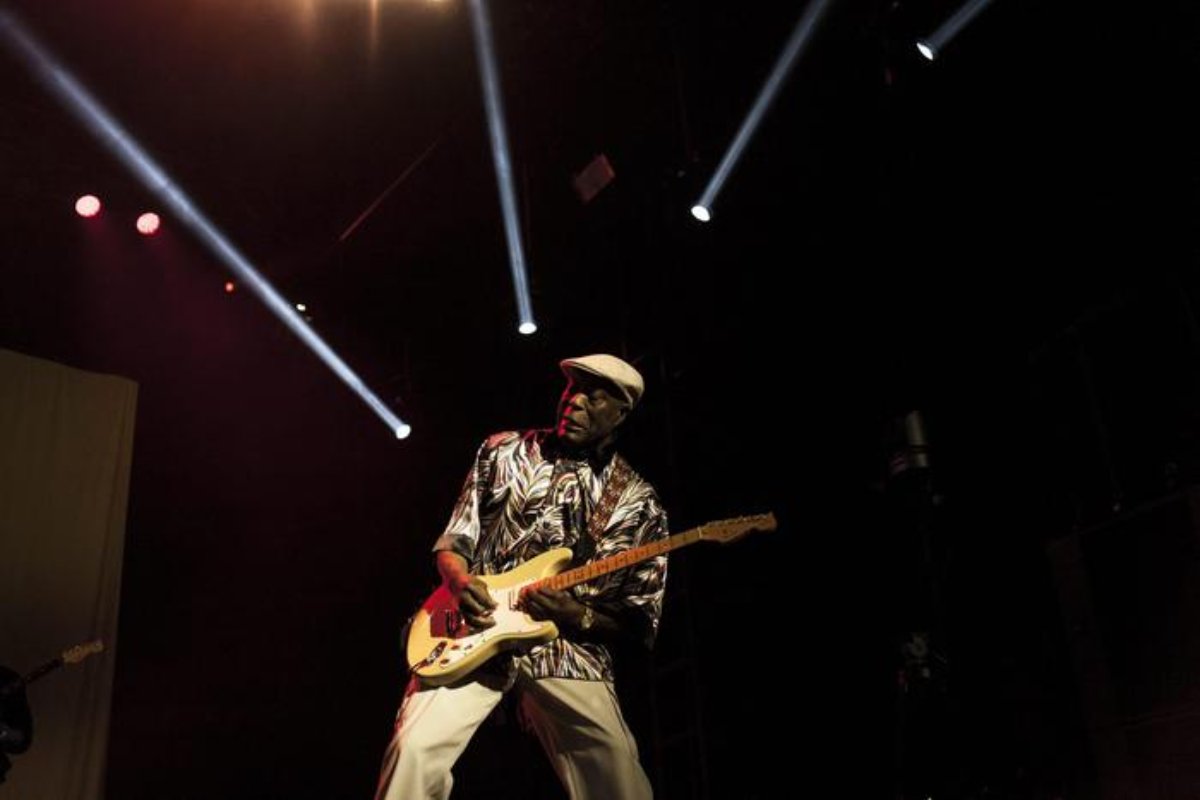 Buddy Guy suona la sua chitarra dal vivo