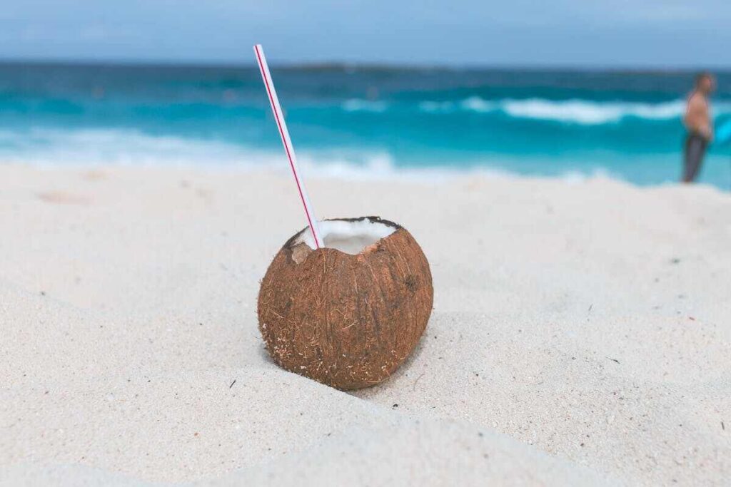 una noce di cocco su una spiaggia