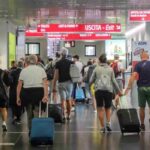 Turisti in un aeroporto