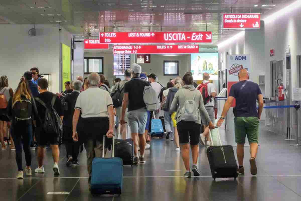 Turisti in un aeroporto