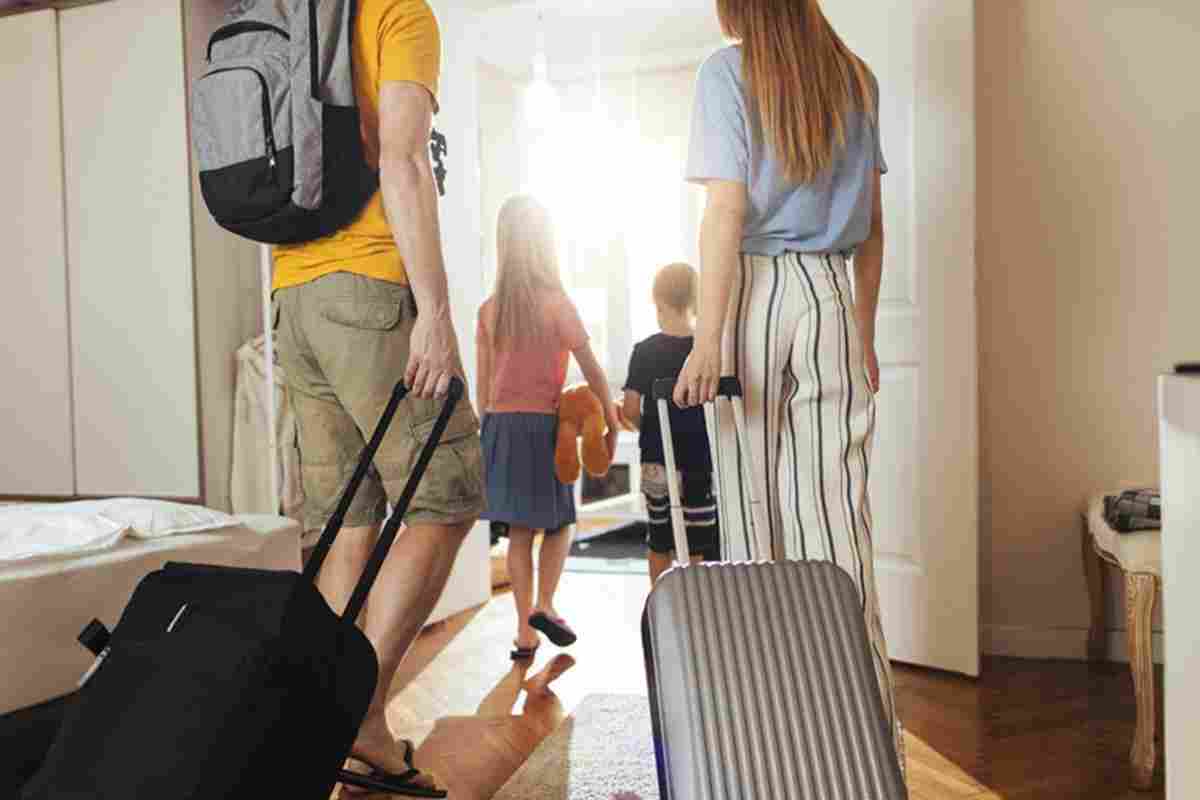 Una famiglia che tristemente si incammina verso le vacanze