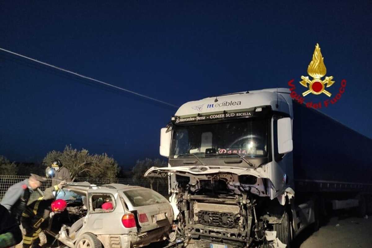 La foto di uno scontro tra un'auto e un Tir