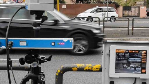 Un autovelox in funzione su una strada italiana, pronto per le multe