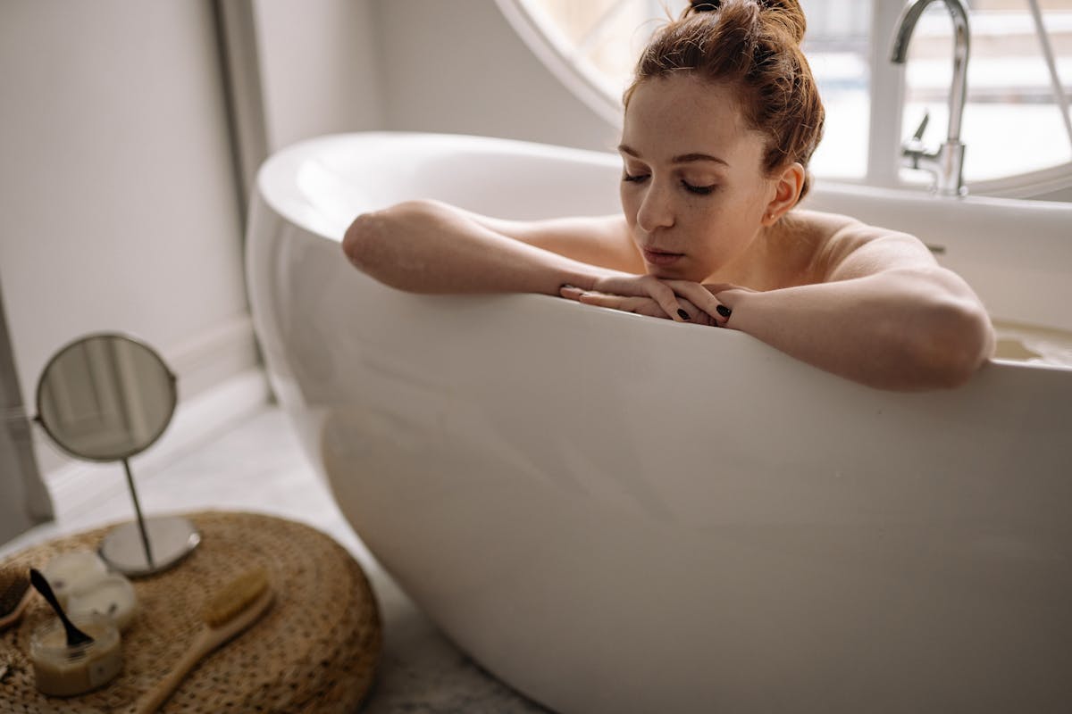 ragazza si fa un bagno di relax