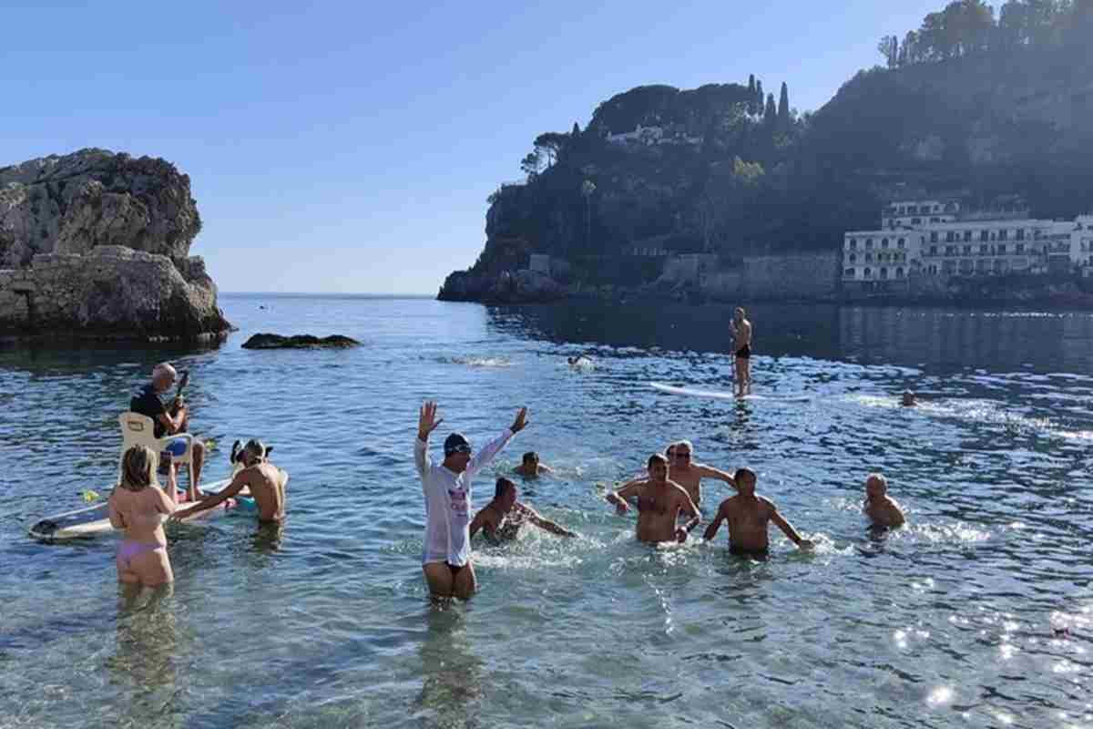 Un bel tuffo in mare, a Taormina