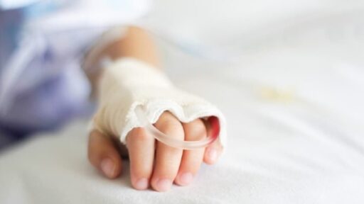 La mano di una neonata