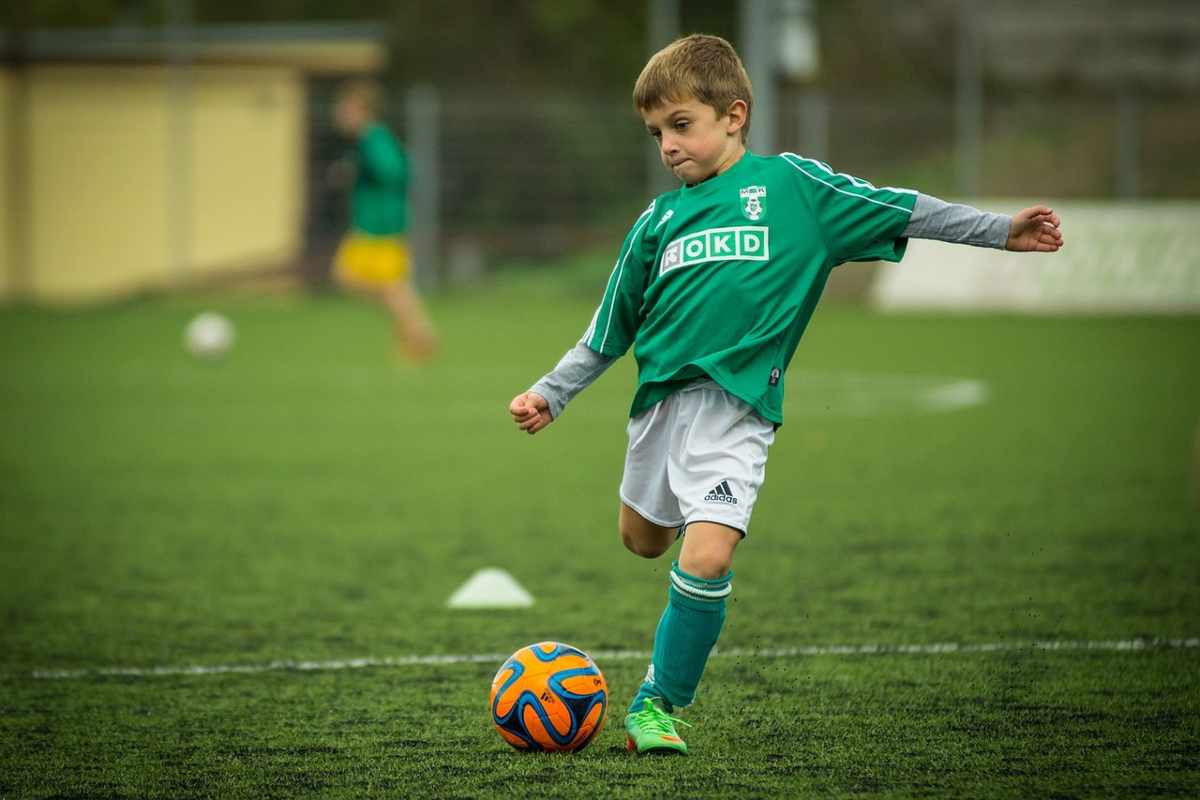 Bambino che gioca a calcio