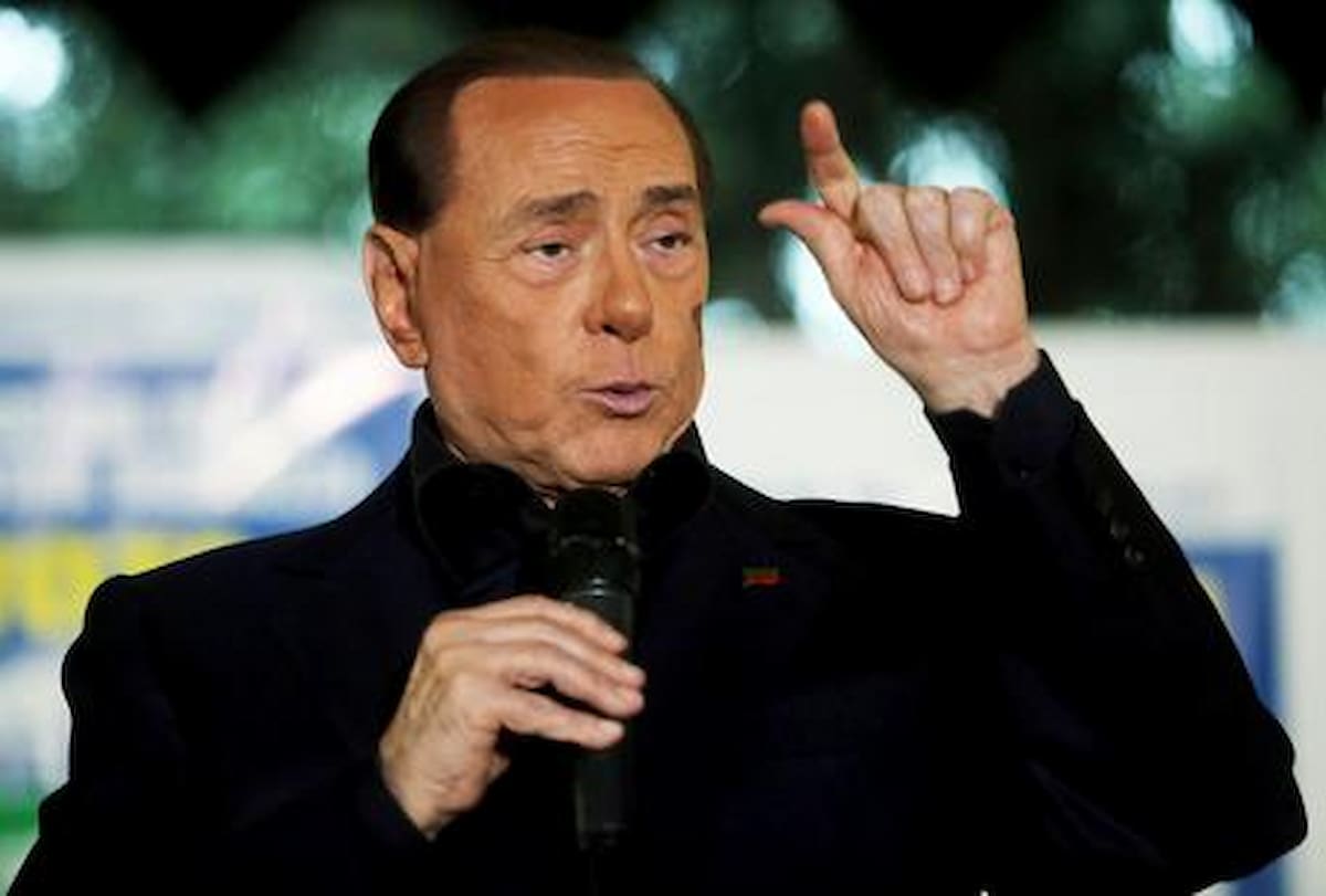 Silvio Berlusconi racconta una barzelletta