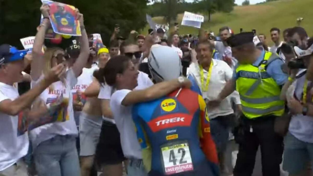 Multato perché si ferma per salutare moglie e figlio durante una tappa del  Tour