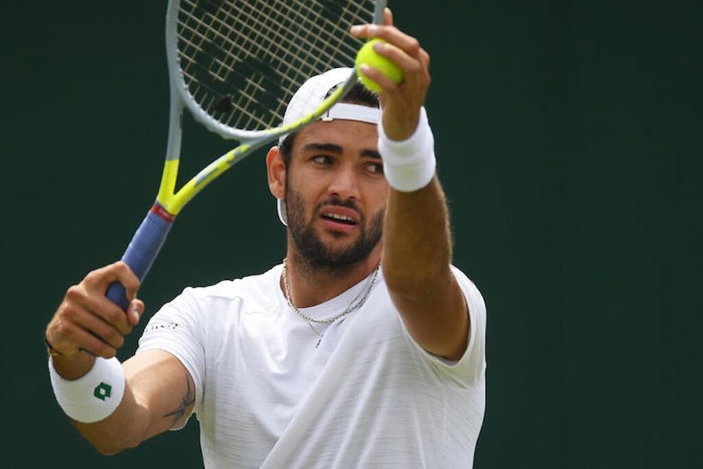 Matteo Berrettini con la racchetta in mano sta per battere la palla